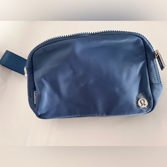 LULULEMON | ✨NEW✨ SOLD OUT color!!! Everywhere Belt Bag Large 2L in Pitch Blue 💙 - Picture 1 of 8